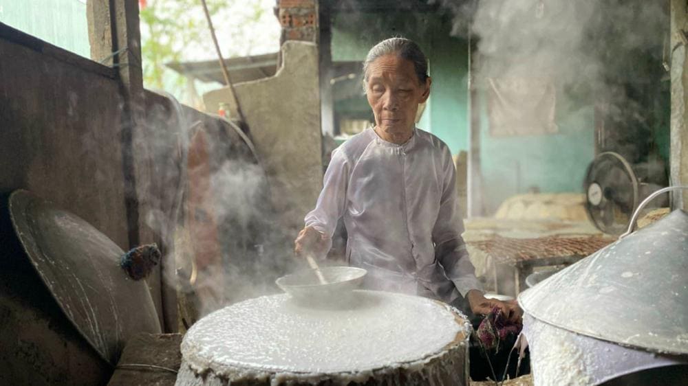 Du khách có thể đến làng Thúy Loan để mua tặng tay những mẻ bánh nóng hổi mới ra lò (Nguồn: diff.vn)